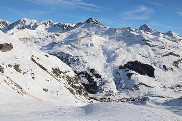 Fototapeta na wymiar Skitourenparadies Bivio Bivio mit Bleis Muntaneala 2492m und Piz Neir 2909m. Im Hintergrund Piz d´Err- Gruppe.