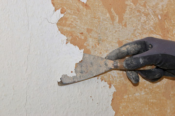 Tapete abkratzen mit Handschuh