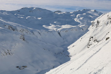 Fototapeta na wymiar Skitourenparadies Bivio Alp Valetta mit Sur al Cant 2717m und Piz Columban 2780m.