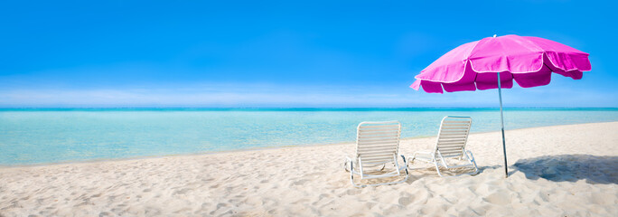 Strand Panorama mit Sonnenschirm und Liegestühlen