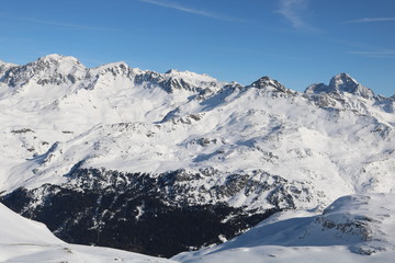 Fototapeta na wymiar Skitourenparadies Bivio Blick von Crap da Radons 2370m auf Piz d´Err- Gruppe.