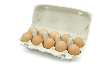 Eierkartion Eier karton isoliert freigestellt auf weißen Hintergrund, Freisteller
