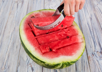 Special knife for fast cutting of watermelon