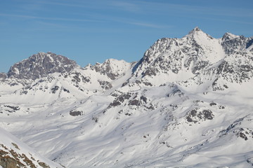 Fototapeta na wymiar Skitourenparadies Bivio Blick von Crap da Radons 2370m auf Piz Ela 3339m und Piz d´Err 3378m.