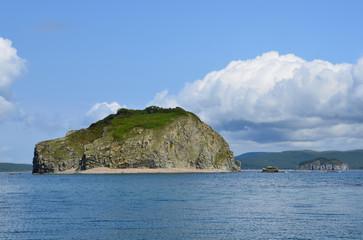 Fototapeta premium Приморский край, Залив Петра Великого, вид на остров Малый с острова Клыкова в начале осени