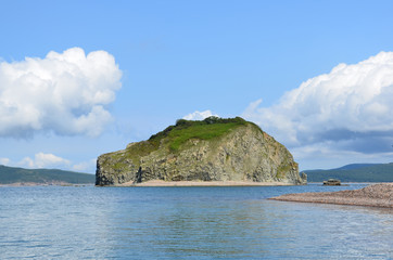 Приморский край, Залив Петра Великого, вид на остров Малый с острова Клыкова в начале осени