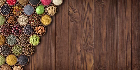 Zelfklevend Fotobehang grote set kruiden op een houten tafel, bovenaanzicht © dmitr1ch