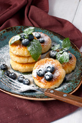 Cottage cheese pancakes with berries and sugar powder