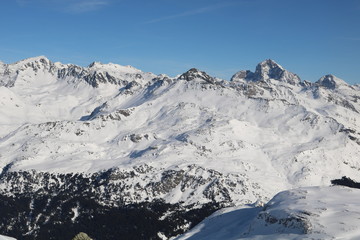 Fototapeta na wymiar Skitourenparadies Bivio, Blick von Crap da Radons 2370m auf Piz d´Err- Gruppe.