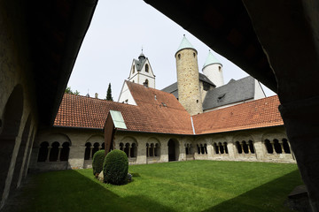 Innenhof der Busdorfkirche in Paderborn, NRW