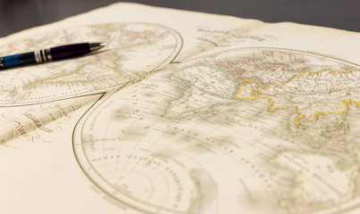 Stylo sur une carte géographie ancienne, mappemonde de 1846 - obrazy, fototapety, plakaty