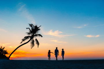 Fototapeta premium Family at sunset