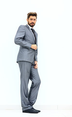 Obraz na płótnie Canvas side view of an arrogant stylish man in suit