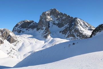 Fototapeta na wymiar Skitourenparadies Bivio, Blich vom Muot Cotschen 2864m auf Piz Julier 3380m.