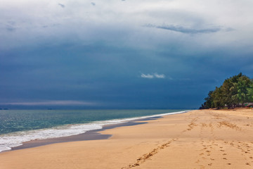 Fototapeta na wymiar tropical beach under gloomy sky