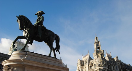 Uma estátua e uma torre de um edifício