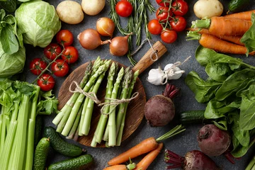 Fototapete Gemüse Frischer roher Spargel und anderes Frühlingsgemüse kochen in der Küche, Draufsicht