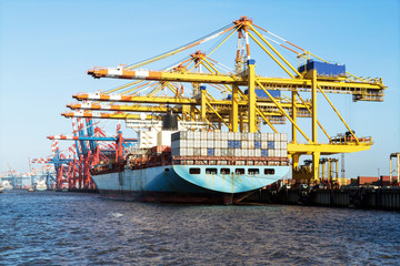 Naklejka premium Containerschiff bei der Verladung am Containerterminal in Bremerhaven, Norddeutschland 