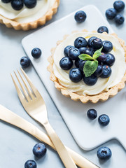 Vanilla tartlets with blueberry berries.
