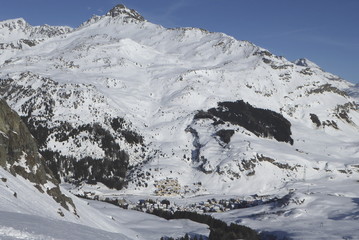 Fototapeta na wymiar Skitourenparadies Bivio, Blick von Crap da Radons auf Bivio mit Bleis Muntaneala 2452m und Piz Neir 2909m.