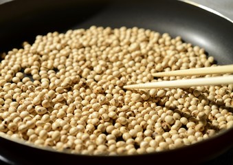 フライパンで煎る節分の大豆