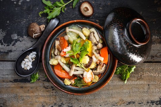 Soupe Thaï de Légumes et Crevettes, Plat Thaïlandais