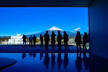 富士山と人々のシルエット