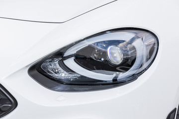 自動車のヘッドライト　Headlight of the car © norikko