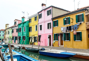 Obraz na płótnie Canvas bright houses on lagoon