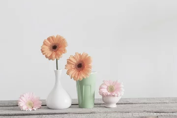 Papier Peint photo Lavable Gerbera gerbera flowers in vase on wooden table