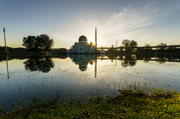 Fototapeta na wymiar beatiful scene of islamic mosque with reflection