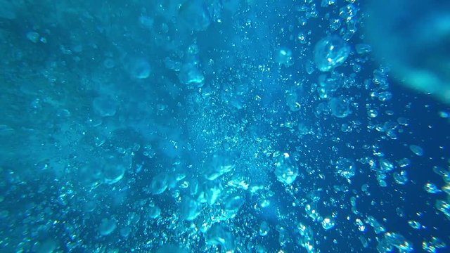 air rises to the top from the seabed by the underwater