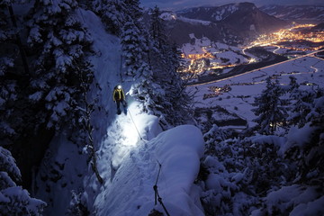 Bergsteiger an schmalem Grat im Winter 