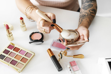 Beauty blogger with makeup tutorial - obrazy, fototapety, plakaty