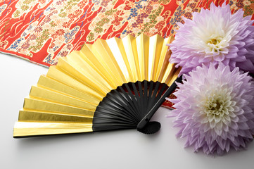金色の扇子とダリアと和布