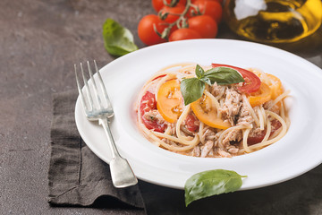 spaghetti with tuna and tomatoes