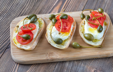 Ciabatta with mozzarella, tomatoes and capers
