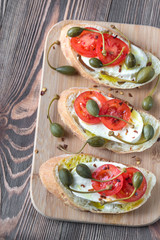 Ciabatta with mozzarella, tomatoes and capers