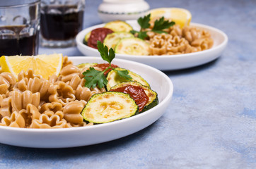 Brown pasta with vegetables