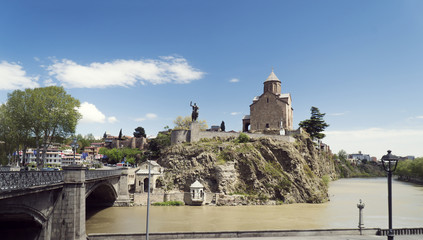 Fototapeta na wymiar View to the statue of Gorgasali king and Metekhi Cathedral
