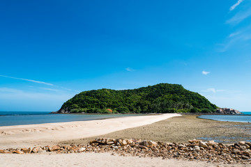 Fototapeta premium Landscape of sand bridge connects Mae Haad beach with Koh Ma island