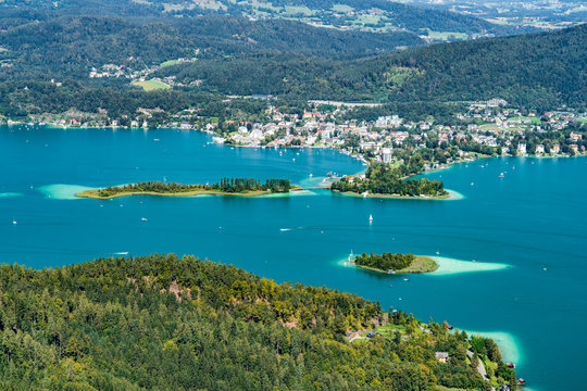 W&ouml;rthersee in &Ouml;sterreich K&auml;rnten mit der Kapuzinerinsel (mittig) und dem Ort P&ouml;rtschach im Hintergrund sowie der Schlangeninsel links