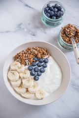 Joghurt mit Müsli und Beeren