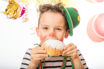 kleiner junge beißt in den pfannkuchen
