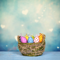 bunter Osterkorb mit Eiern