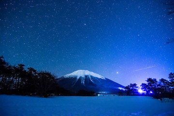 日本、鳥取県、大山、星座と伯耆富士、人気の山、冬の冠雪