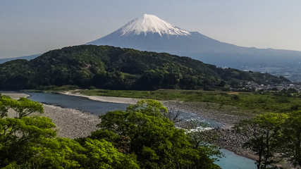 Naklejka na ściany i meble 日本、静岡県、雪を被った富士山、冬、絶景