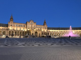 Obraz premium Nightfall in Seville's Plaza de España, inside the María Luisa Park