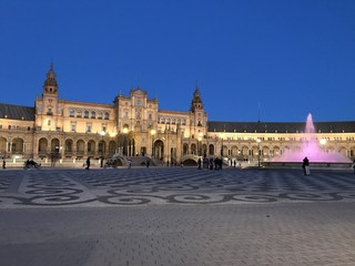 Fototapeta na wymiar Nightfall in Seville's Plaza de España, inside the María Luisa Park