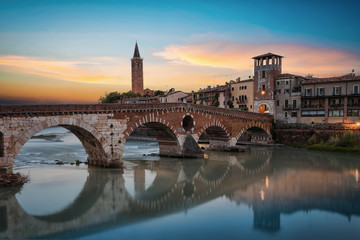 Die Ponte Pietra Brücke in Verona, Italien, an einem sommerlichen Abend